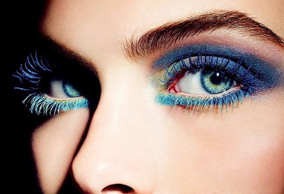 TREND MAKE-UP ESTATE 2024: IL MASCARA COLORATO È UN MUST HAVE